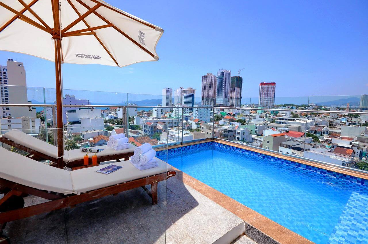 Khách sạn Nha Trang có hồ bơi và view biển
