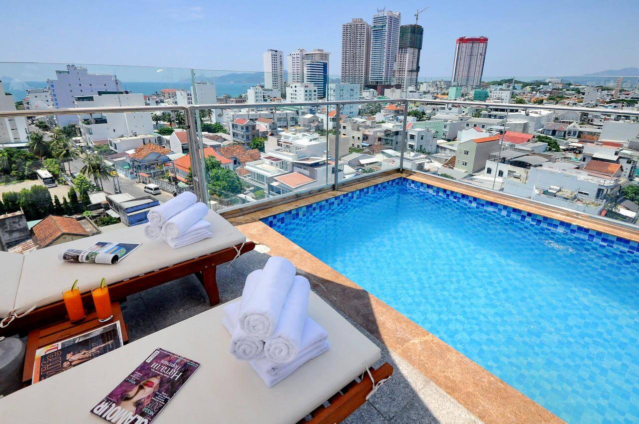 khách sạn bên bờ biển Nha Trang