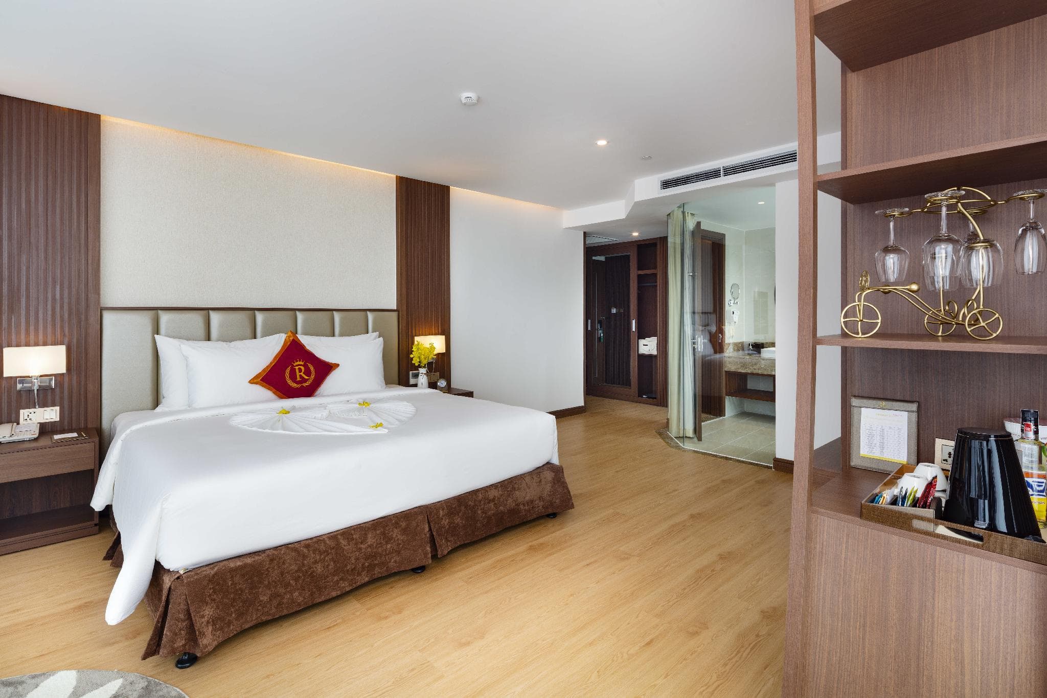 Khách Sạn Nha Trang Gần Biển - Regalia Gold Hotel Nha Trang