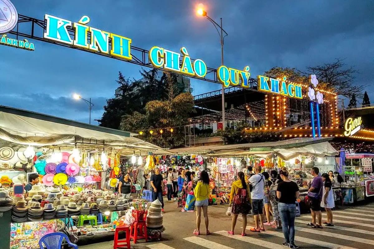 Chợ đêm Nha Trang bắt đầu hoạt động vào khoảng 18 giờ cho đến hơn 22 giờ